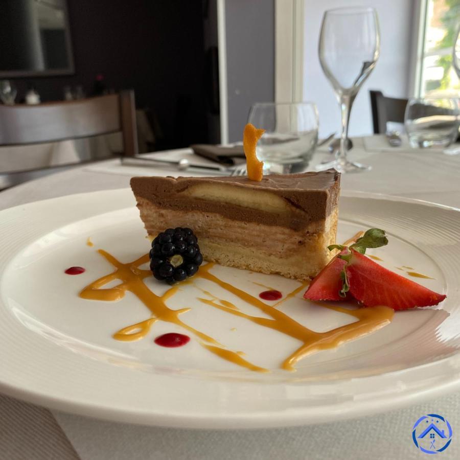 Hotel Restaurant L'Amandois Saint-Amand-Mont-Rond Esterno foto